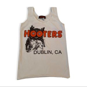 hooters tank top